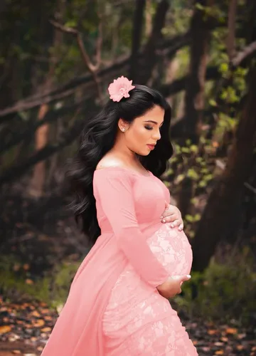 Miniatura 5 de ZIUMUDY Vestido de maternidad para sesión de fotos de manga larga con hombros descubiertos, vestido de encaje ajustado con capa larga de gasa trian