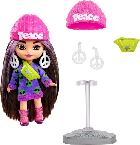 Miniatura 4 de Barbie Muñeca extra Mini Minis con pelo moreno, vestido de suéter de alienígena y accesorios temáticos de signo de paz y soporte, 3.25 pulgadas