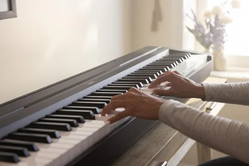 Miniatura 3 de Yamaha P71 - Piano digital con pedal de sostenido y fuente de alimentación (88 teclas)