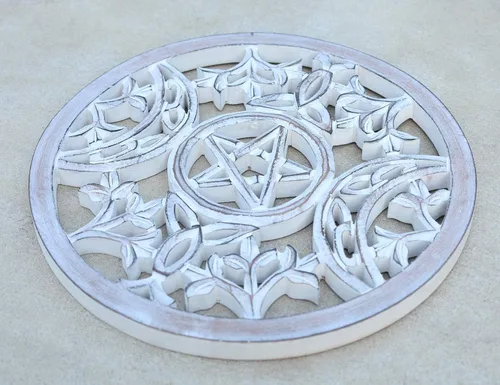 Miniatura 3 de DharmaObjects Arte colgante hecho a mano con triple luna pagana y wicca (blanco)