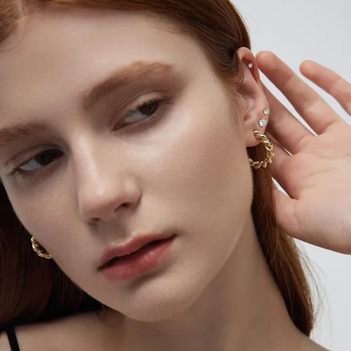 Miniatura 7 de PICKBEAU 5 Pairs Gold Hoop Earrings for Women 18K Gold Plated Huggie Hoop Earrings Set for Girls Hypoallergenic Cartilage Earrings Lightweight