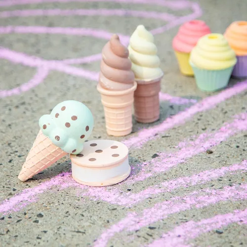 Miniatura 5 de Melissa & Doug Juego de tiza para helados y pasteles para niños, tiza de banqueta para niños de 3 años en adelante