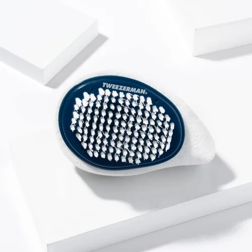 Miniatura 7 de Tweezerman Exclusivo cepillo de uñas de doble superficie y combo de callo, azul noche