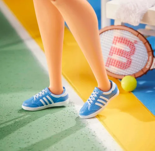 Miniatura 5 de Muñeca coleccionable de Billie Jean King de la serie Barbie Inspiring Women, aproximadamente 12 pulgadas, con vestido de tenis y accesorios, incluye