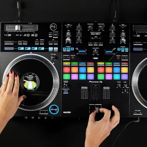 Miniatura 16 de Pioneer DJ DDJ-REV7 Controlador de DJ Serato de 2 decks
