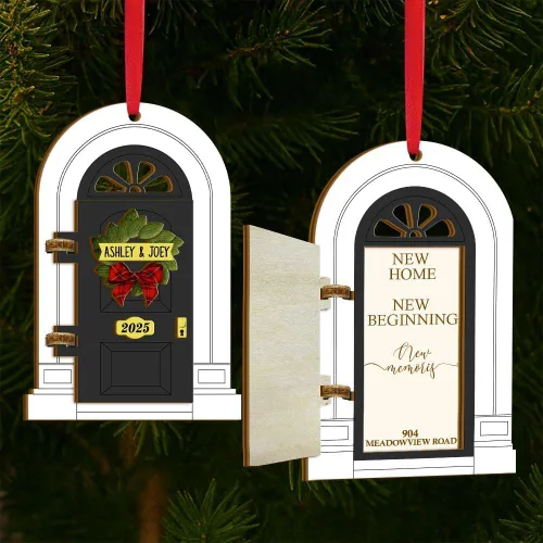 Adorno Personalizado para Nuevo Hogar 2025, Regalos de Inauguración de Casa, Adornos de Puerta de Madera de 4 Capas, Nuestro Primer Adorno de