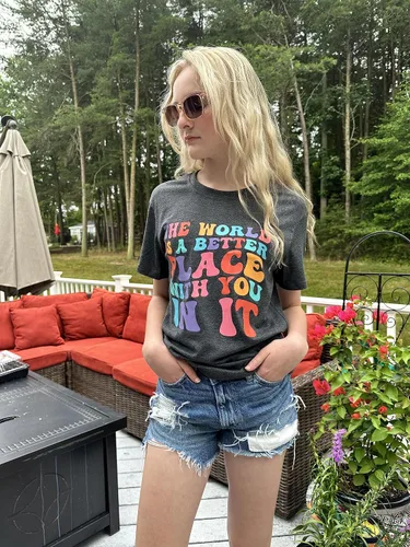 Miniatura 4 de Camisetas con texto en inglés The World is A Better Place with You in It (El mundo es un lugar mejor contigo in it), camiseta inspiradora