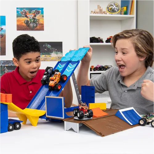Miniatura 2 de Monster Jam, set de juego transformable Hauler y almacenamiento con camión monstruo exclusivo El Toro Loco, escala 1:64, juguetes para niños y niñas