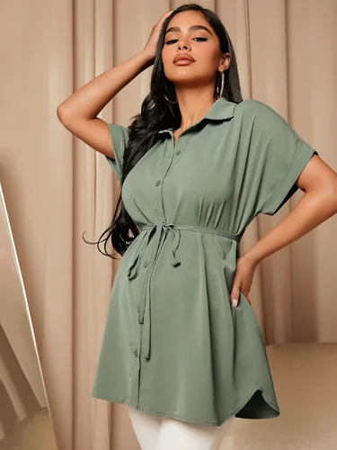 Miniatura 3 de OYOANGLE Blusa de trabajo de manga corta con cinturón y cuello frontal con botones para mujer