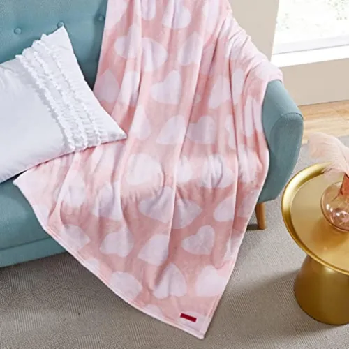 Betsey Johnson - Manta para sofá o cama, manta súper suave y extragrande de aspecto audazmente mullido (corazón punteado rosa, 50" x 70")