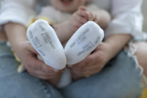 Miniatura 4 de Burt's Bees Baby Calcetines de altura hasta el tobillo o tripulación hechos con algodón orgánico suave, 6 paquetes con agarres antideslizantes