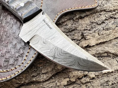 Miniatura 9 de TAC Knives - Cuchillo de supervivencia Bushcraft 12T27 de acero de Damasco con hoja fija para exteriores - Mango de madera Pakka - Funda de cuero