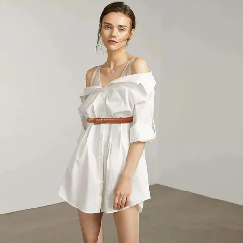 Miniatura 141 de Cinturón de cuero clásico con hebilla de metal para mujer con vestido de jeans