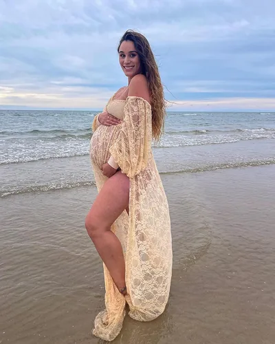 Miniatura 4 de Saslax Vestido de maternidad de encaje elástico suave con hombros descubiertos y doble abertura en línea A para sesión de fotos