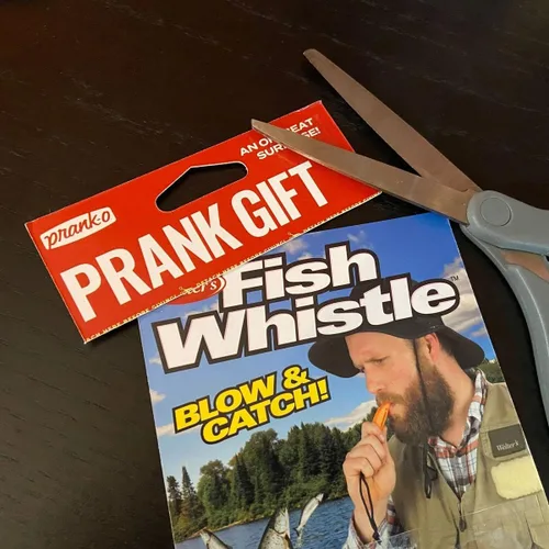Miniatura 2 de Prank-O, regalo de broma de silbato de pez, regalo único perfecto para el pescador en tu vida. Regalo divertido para novio extraño, tío, papá
