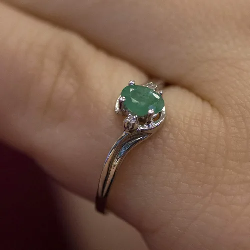 Miniatura 8 de Anillo de diamantes y esmeralda en oro blanco de 10 quilates