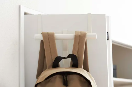 Miniatura 6 de YAMAZAKI Home - Perchero de torre para colgar mochilas sobre la puerta del armario o dormitorio, estante de almacenamiento de dos niveles de metal