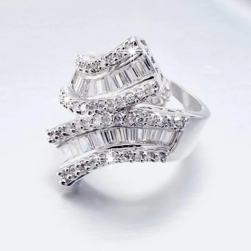 Miniatura 6 de Anillo curvo de doble banda con circonita cúbica chapada en rodio en tono plateado