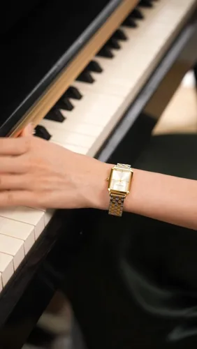 Miniatura 7 de Roberto Marino RM1982 Reloj de Lujo para Mujer Rectangular en Oro Movimiento de Cuarzo Japonés, Diseño Vintage de Acero Inoxidable, Esfera