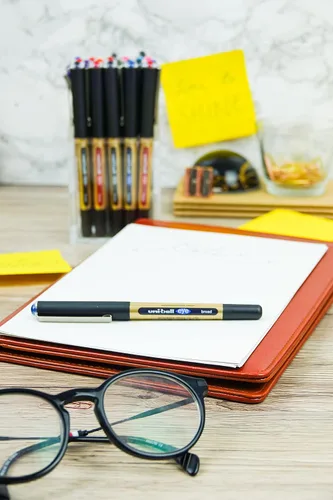 Miniatura 2 de uni-ball On Point 'Stay Gold' Eye - Bolígrafos anchos para escritura a mano, paquete de 3 en tinta azul