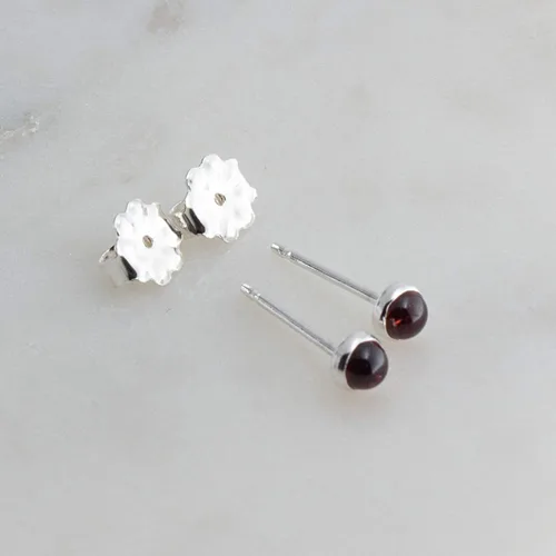 Miniatura 97 de Aretes pequeños de plata de ley para cartílago, tragus, hélix, múltiples piercings hipoalergénicos, piedra natal para mujer, juego de bisel