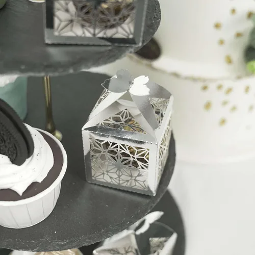 Miniatura 8 de Efavormart - 25 cajas de dulces con estampado de encaje con estampado de mariposa plateada, elegantes cajas de regalo con forma de mariposa
