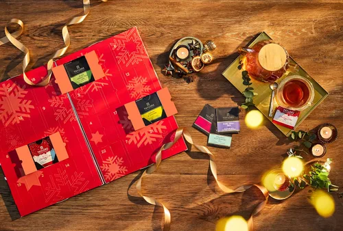 Miniatura 4 de NUEVO Calendario de Adviento navideño de té Taylors of Harrogate 2025, set de regalo – 24 días, 48 bolsitas de té – Cuenta regresiva para Navidad