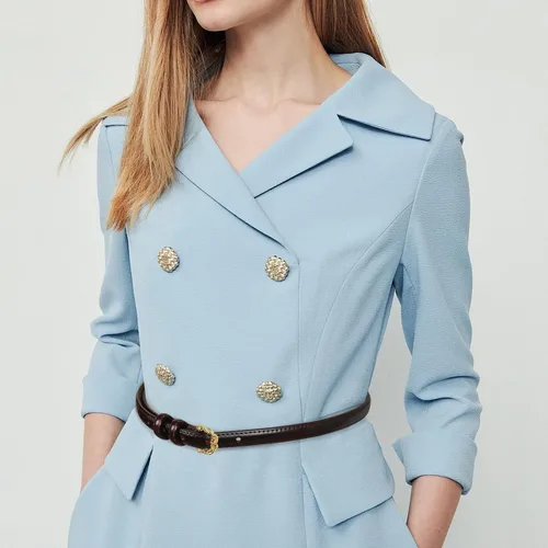 Miniatura 136 de Cinturón de cuero clásico con hebilla de metal para mujer con vestido de jeans