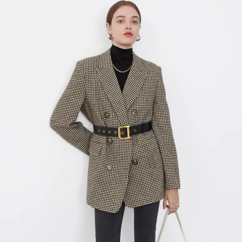 Miniatura 244 de Cinturón de cuero clásico con hebilla de metal para mujer con vestido de jeans