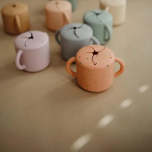 Miniatura 5 de mushie - Taza para merienda de silicona, contenedor de alimentos a prueba de derrames para niños pequeños y bebés (confeti rosa en polvo)