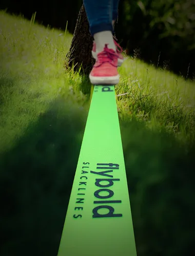 Miniatura 6 de flybold Kit de Slackline para niños y adultos - Cuerda de equilibrio de 57 pies con línea de entrenamiento, protectores de árboles, entrenador
