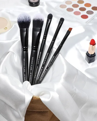 Miniatura 5 de EIGSHOW Juego de 5 brochas de maquillaje diario para base, polvo y delineador de ojos, vegano y libre de crueldad, kit de brochas de maquillaje Negro