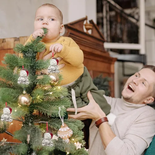 Miniatura 4 de Adorno personalizado para la primera Navidad del bebé 2025, decoración del árbol de Navidad, oso de peluche de metal con gorro de Navidad rojo