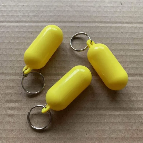 Miniatura 5 de BRAVECOW 5 llaveros flotantes de barco de 2.68 x 0.98 pulgadas, diseño de boya amarilla, forma ovalada, llavero flotante de plástico, accesorio