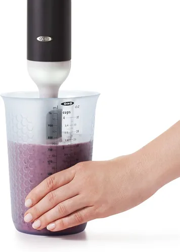 Miniatura 7 de 1 taza de medir de silicón para exprimir y verter, con patrón Stay-Cool, de la marca Oxo Good Grips, Transparente