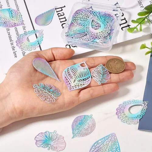 Miniatura 101 de FASHEWELRY 16 dijes de plumas de arco iris de acero inoxidable con alas de filigrana, adornos de metal de 4 colores para hacer joyas, pulseras