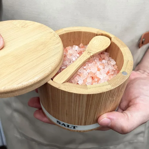 Miniatura 2 de ThougrLyh Caja de sal de bambú con tapa giratoria con imán para abrir y sellar fácilmente la bodega de sal con cuchara para almacenar sal, pimienta