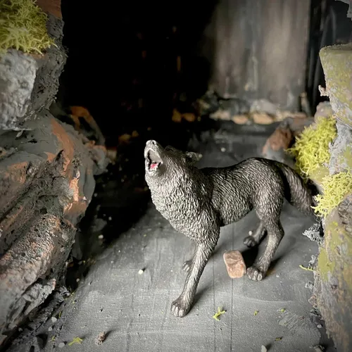 Miniatura 8 de Safari Ltd. Figura de lobo negro, figura detallada de plástico de 3.7 pulgadas, divertido juguete educativo para niños, niñas y niños a partir de 3