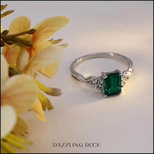 Miniatura 12 de Dazzlingrock Collection Anillo de compromiso con forma de esmeralda de 0.315 x 0.236 in creado en laboratorio y zafiro blanco redondo de 0.087 in