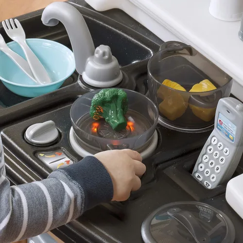 Miniatura 2 de Step2 Little Baker's Plastic Toddler Kitchen Play Estación de trabajo