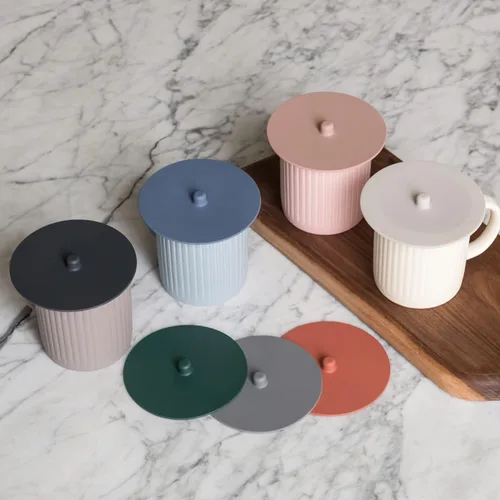 Miniatura 7 de Carrotez Paquete de 2 tapas de silicona para tazas, tapas para tazas de 4.3 pulgadas, tapas de silicona reutilizables para tazas de café y té