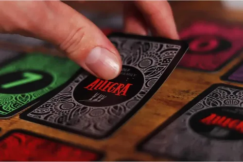 Miniatura 5 de IELLO: Allegra - Basado en el juego de cartas Golf, mantén tu puntuación lo más baja posible, a partir de 8 años en familia, 2-6 jugadores, 30