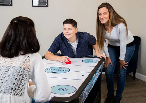 Miniatura 10 de Hathaway, mesa de juego de aerohockey de 5 pies, para salas de juegos familiares, con puntaje electrónico, discos y percutores gratuitos
