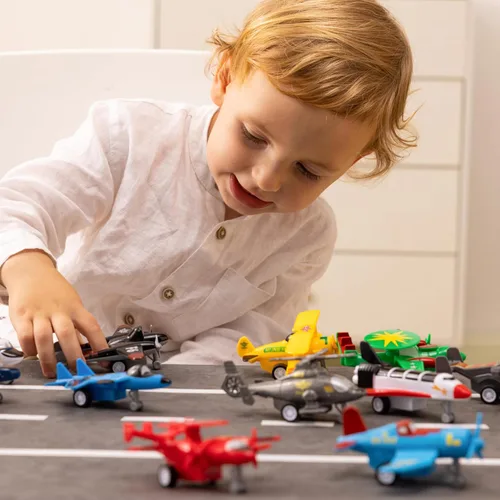 Miniatura 2 de JOYIN 16 piezas de juguetes de avión para niños, helicóptero de avión, aviones incluidos, cazas, bombarderos, regalos para niños pequeños a partir
