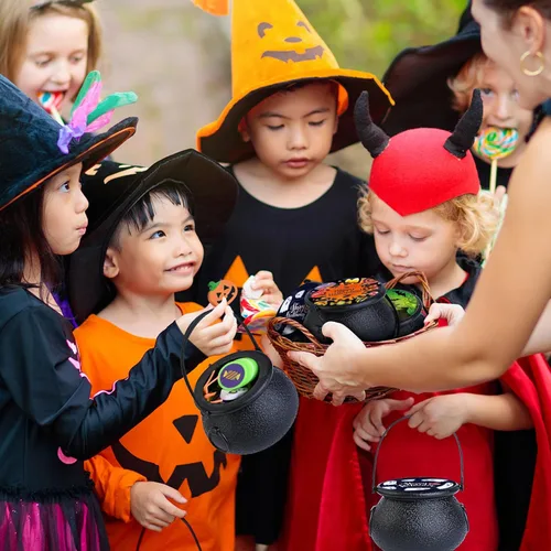Miniatura 6 de Letapapa 256 piezas de recuerdos de fiesta de Halloween para niños, paquete de 32 caldero de bruja de plástico pequeño precargado con varios