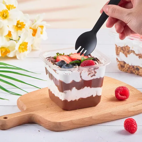 Miniatura 4 de Kucoele Paquete de 50 Vasos de Postre de Plástico de 12 oz con Tapas y Sporks, Vasos Cuadrados Transparentes para Pasteles, Recipientes de Postre