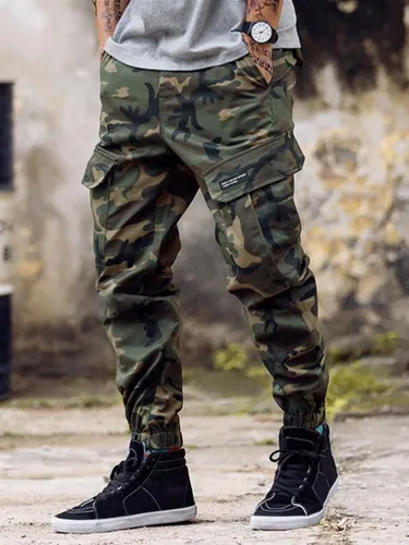 Miniatura 4 de OYOANGLE Pantalones cargo con estampado de camuflaje y cordón en la cintura con bolsillo y solapa para hombre