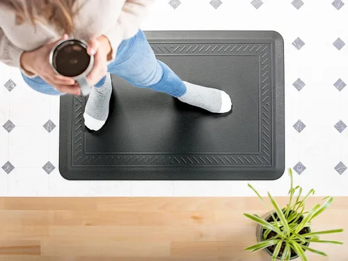 Miniatura 10 de WeatherTech ComfortMat, 24 x 36 pulgadas Antifatiga Comfort Mat, patrón de fibra de carbono, marrón Beige Bronceado