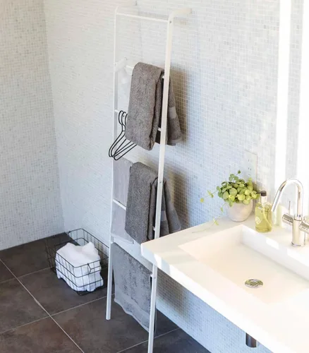 Miniatura 5 de Yamazaki Colgador de escalera inclinada para el hogar - Soporte para estante de almacenamiento de baño