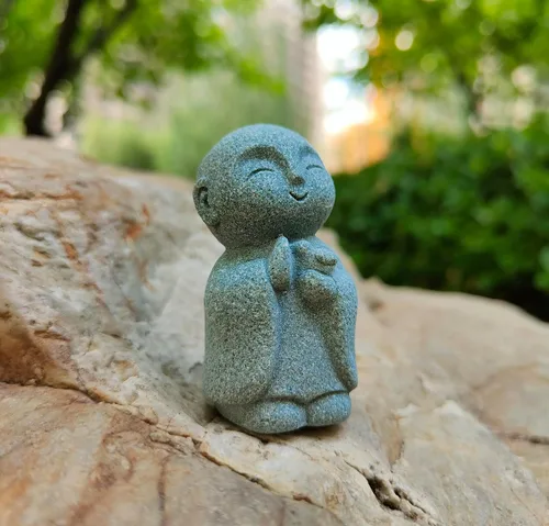 Miniatura 5 de livelyfish Estatua de monje japonés de 3 piezas de estatuas de buda de piedra arenisca zen rezando, esculturas asiáticas de jardín para buena